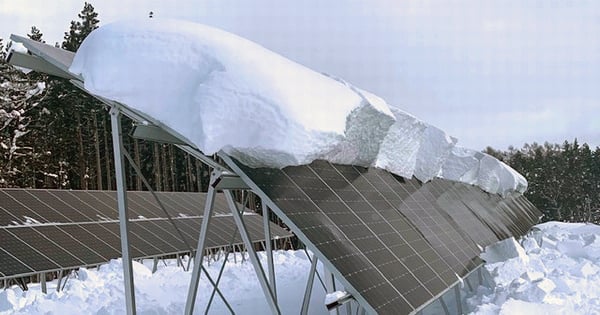 壊れた太陽光パネル