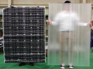 太陽光パネルモジュールとガラスをわけた写真